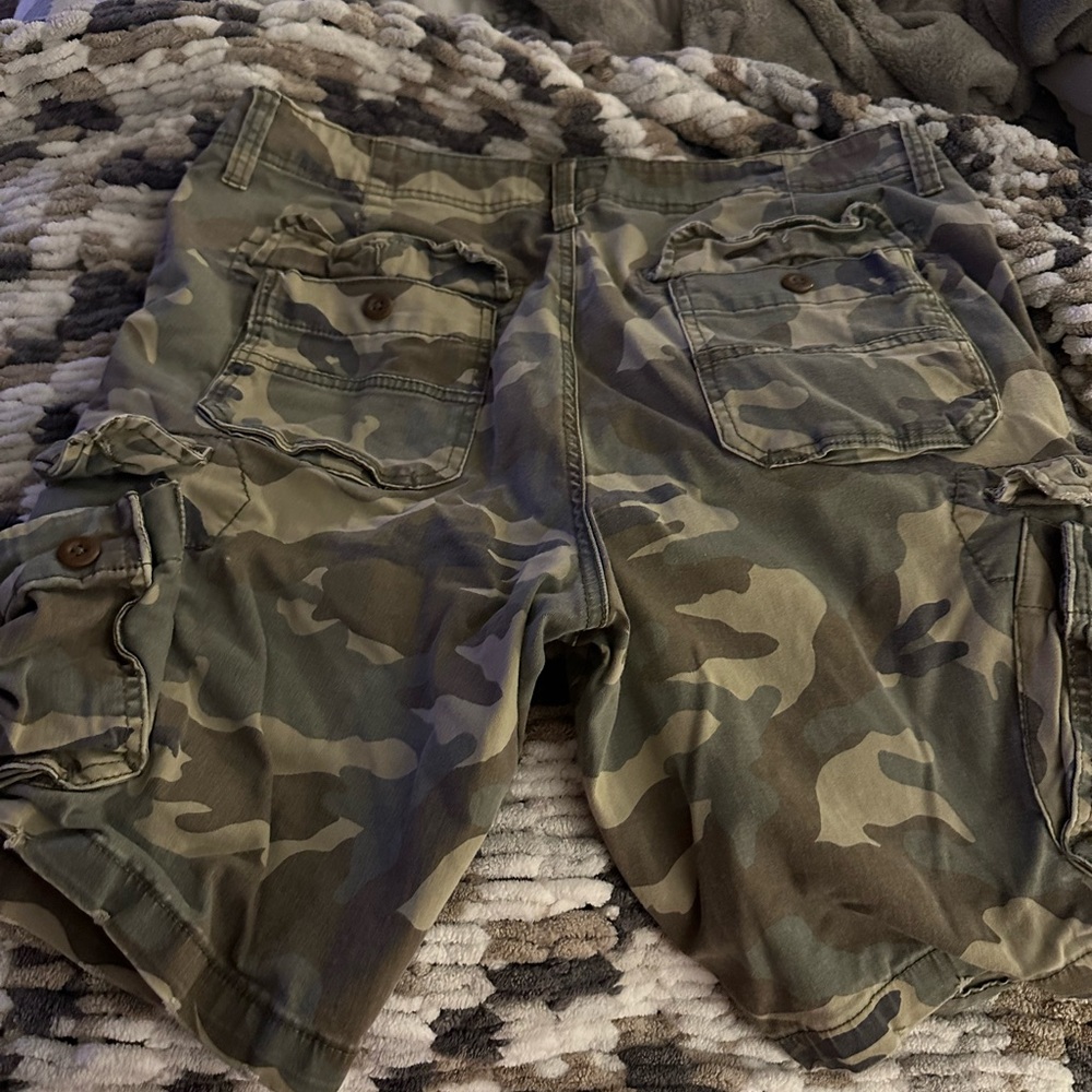 American Eagle Men’s Cargo camo shorts